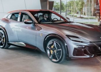 أتراك يحجزون سيارة فيراري بوروسانجوي الجديدة