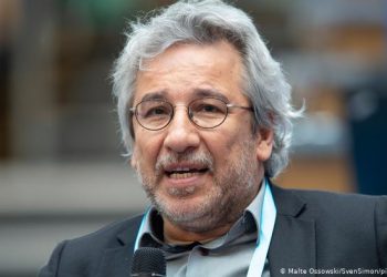 جان دوندار: لا يمكن للصخفي التركي أن يكون حرًّا في المنفى