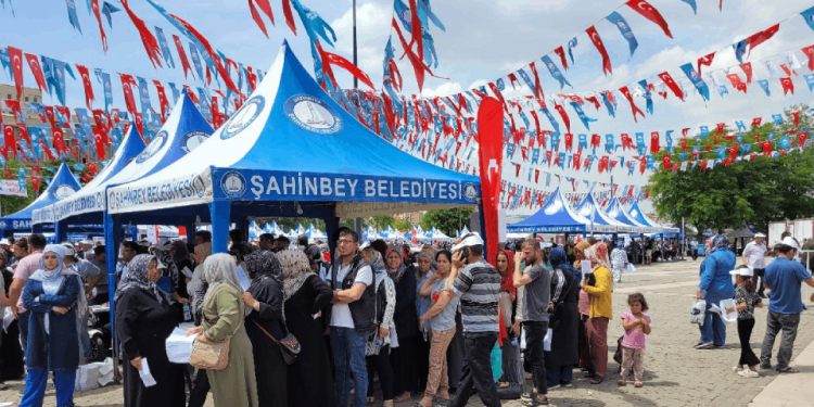 الأتراك يتوافدون للتبرع بالدم مقابل حذاء