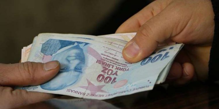 الأزمة الاقتصادية تغرق الأتراك بمستنقع الديون