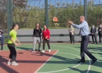 أردوغان يلعب كرة سلة ردا على التشكيك في مرضه