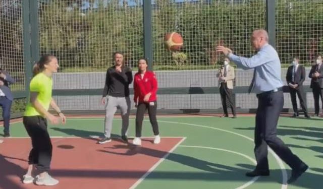 أردوغان يلعب كرة سلة ردا على التشكيك في مرضه