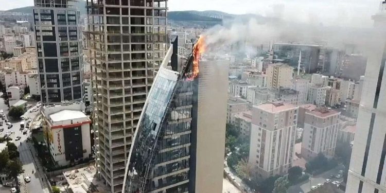 اشتعال مبنى من 17 طابقًا في إسطنبول