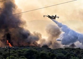 تركيا تساعد اليونان في إخماد الحرائق