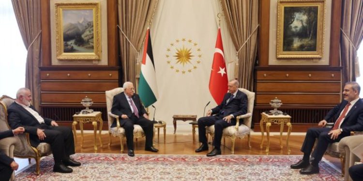 محمود عباس واسماعيل هنية يلتقيان بالرئيس التركي في أنقرة