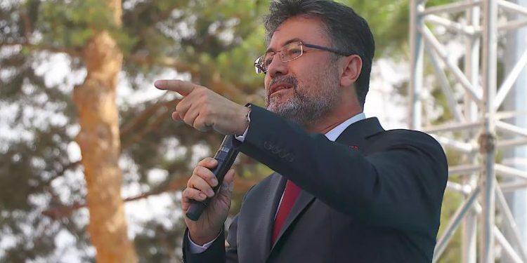 وزير تركي: سنلقنهم درسا خلال الانتخابات البلدية 