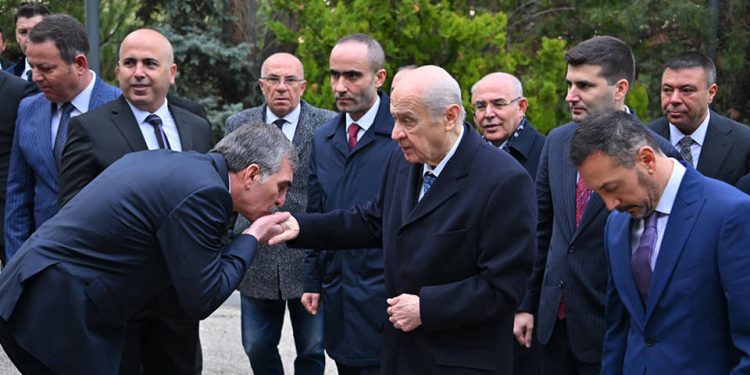 سياسي تركي يفوز بعشرات المناقصات الحكومية