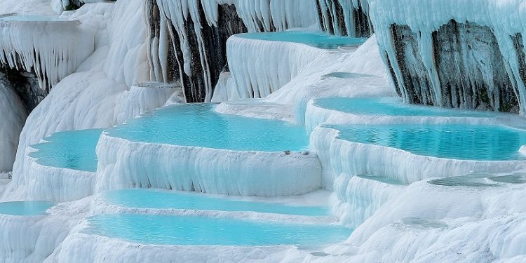 إقبال كبير على زيارة “قلعة باموق” خلال عطلة عيد الأضحى