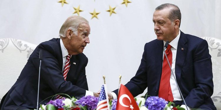 أردوغان يتباحث هاتفيًّا مع بايدن