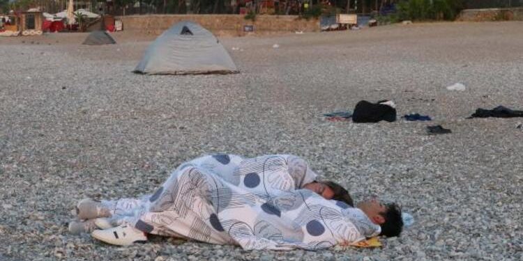 موجة الحر تدفع الأتراك للنوم على الشواطئ