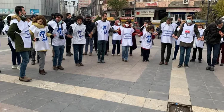 العاملون الصحيون في تركيا يضربون عن العمل