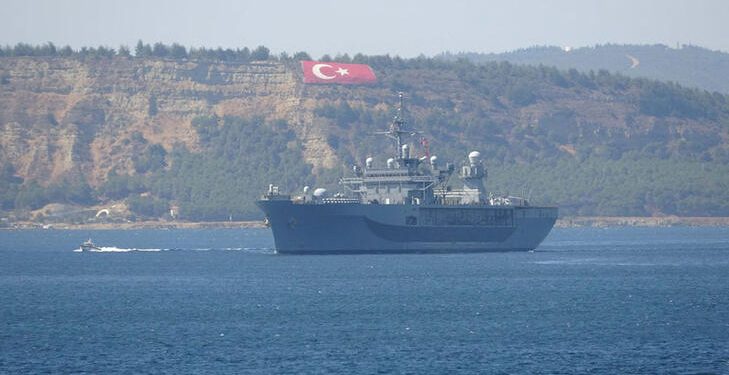 سفينة حربية أمريكية تعبر مضيق الدردنيل