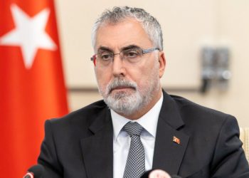 وزير العمل التركي يعلن زيادة كبيرة في رواتب الموظفين