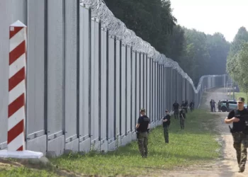 بولندا تحشد 2000 جنديا إضافيا على الحدود مع بيلاروسيا