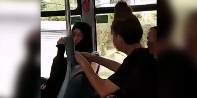 تركيا.. اعتقال امرأة أهانت محجبة في الحافلة