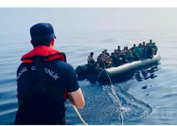 تركيا تنقذ أكثر من 125 لاجئا صدهم خفر السواحل اليوناني