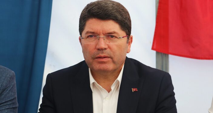 وزير تركي يدين إهانة أردوغان في السويد