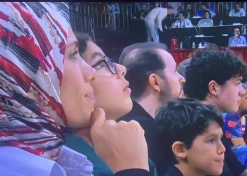 الوزير السابق صهر أردوغان يظهر في مباراة كرة سلة