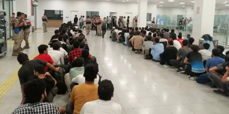 تركيا.. ولاية كوجالي ترحل 163 مهاجرا غير نظامي