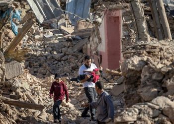 رجال الإنقاذ يبحثون عن ناجين من زلزال المغرب