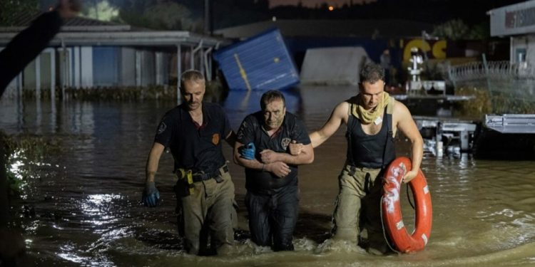 سيول تضرب إسطنبول وتخلف قتلى وجرحى