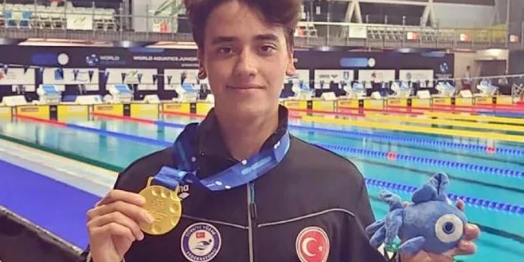 التركي كوزاي تونشالي يحصد ذهبية العالم في السباحة الحرة فئة الشباب