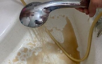 الطين يتدفق بدلا من المياه في صنابير إسطنبول