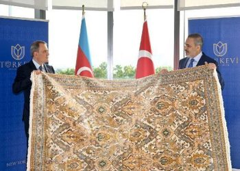 وزير خارجية أذربيجان يهدي “سجادة كاراباخ” لنظيره التركي  