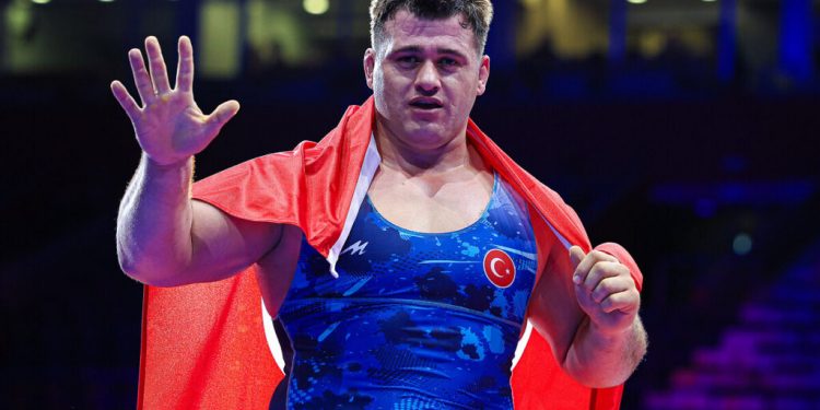 التركي رضا كايا ألب يحصد الميدالية الفضية في بطولة العالم للمصارعة