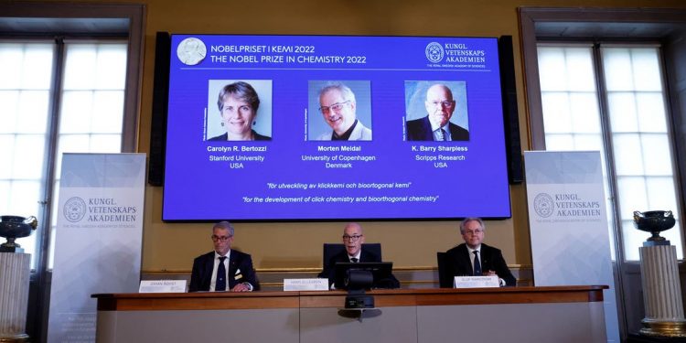 مونجي الباوندي عالم من أصل عربي يفوز بجائزة نوبل