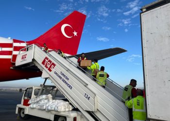 طائرة مساعدات تركية لضحايا غزة تصل مصر