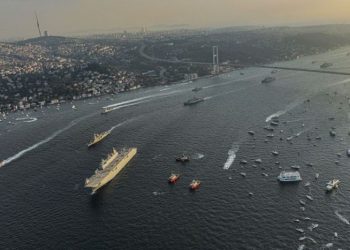  100 سفينة حربية تعبر البوسفور احتفالا بمئوية تأسيس تركيا