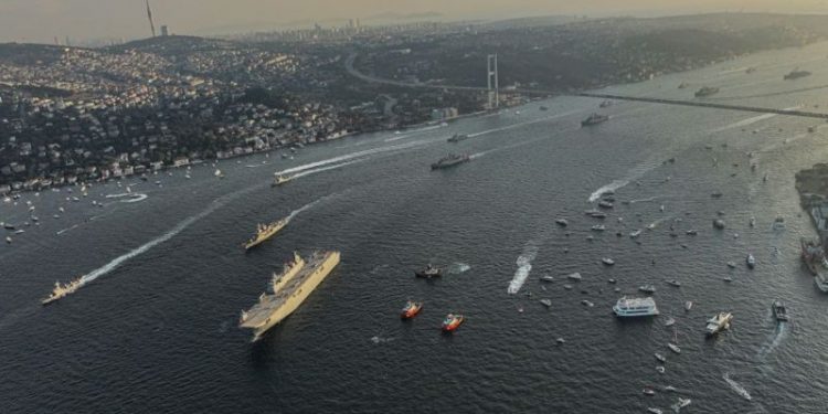 100 سفينة حربية تعبر البوسفور احتفالا بمئوية تأسيس تركيا