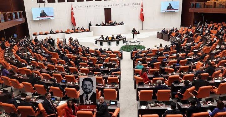 البرلمان التركي يبحث إسقاط الحصانة عن 5 نواب