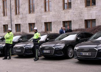 البرلمان التركي يستأجر 57 سيارة فاخرة