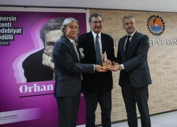 الأديب التركي أورهان باموك يفوز بجائزة جديدة 