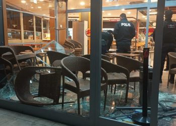 تركي يحطم فرع برجر كنج في إسطنبول   .. فيديو