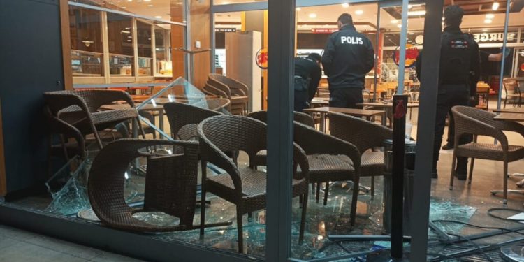 تركي يحطم فرع برجر كنج في إسطنبول .. فيديو