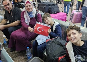 وصول 42 تركيًا تم إجلاؤهم من غزة إلى إسطنبول