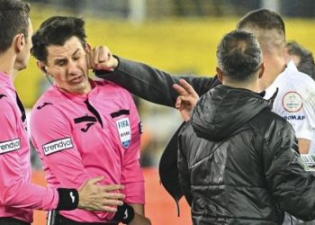 بعد اعتدائه على الحكم.. ما هي العقوبة التي فرضها الاتحاد التركي لكرة القدم على رئيس النادي؟