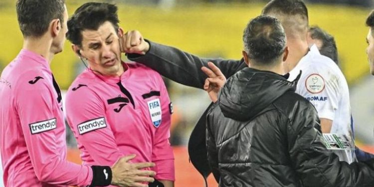 بعد اعتدائه على الحكم.. ما هي العقوبة التي فرضها الاتحاد التركي لكرة القدم على رئيس النادي؟