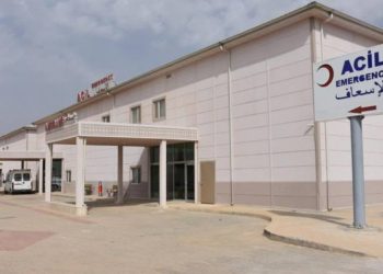 سياسي: الحكومة تعالج أزمة القطاع الطبي عبر أطباء سوريين!