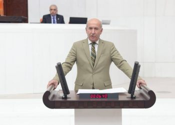 برلماني كردي يثير غضبًا بسبب حديثه باللغة السريانية