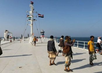 الحوثيون يحولون السفينة المختطفة إلى مزار سياحي