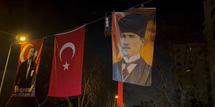 رفع صور أتاتورك بشارع السفارة السعودية في أنقرة