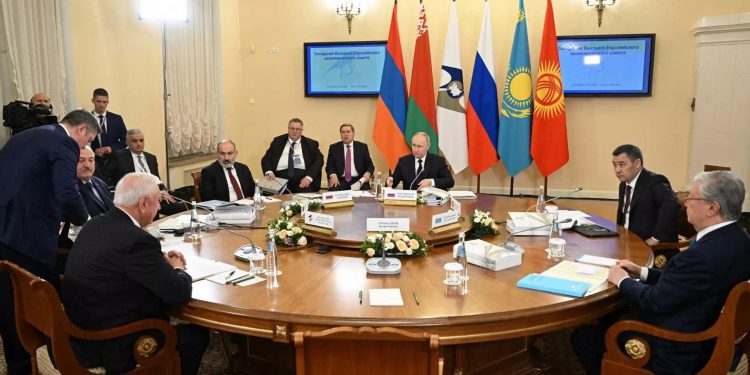 إيران توقع اتفاقية تجارة حرة مع الاتحاد الاقتصادي الأوروآسيوي