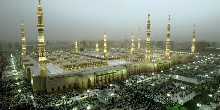 30 طنًّا من العطور يوميًّا لتعطير المسجد النبوي الشريف