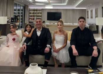 زوجة سادات بكر تنشر صورة عائلية في رأس السنة