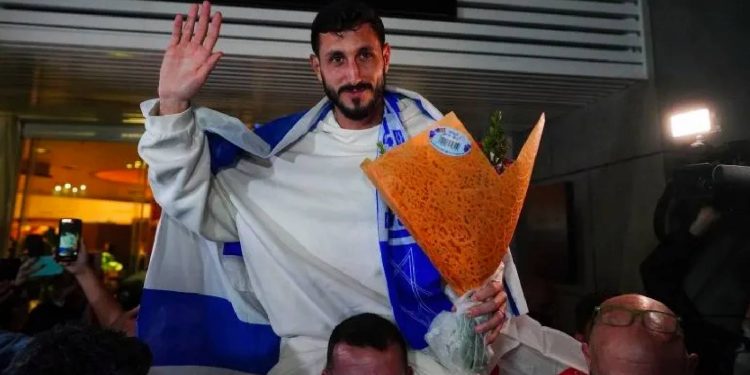 تل أبيب: رفع لاعب كرة القدم الإسرائيلي في تركيا على الأكتاف