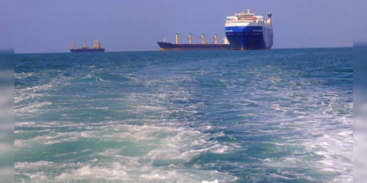 استهداف سفينة شحن يونانية بصاروخ في البحر الأحمر